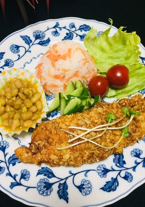 Una foto de Tilapia Rostizada con Avena al Horno y Arroz Frijol Ensalada!