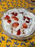 Coupe de skyr aux fraises, prunes et abricot