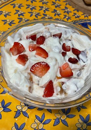 Une photo de Coupe de skyr aux fraises, prunes et abricot
