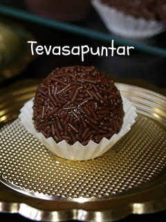 Una foto de Trufas brasileñas, brigadeiros o negrinhos