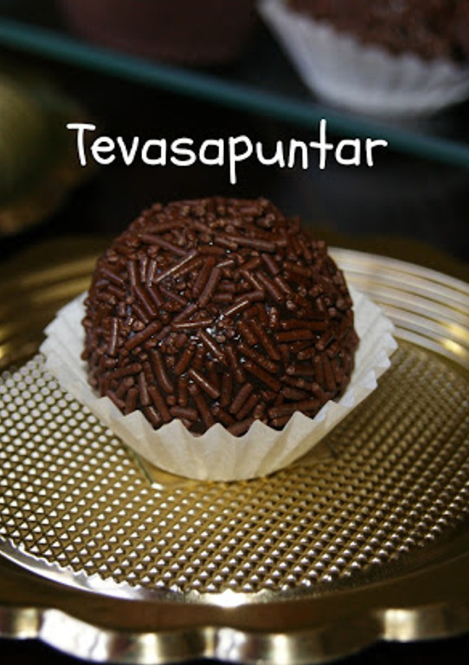 Una foto de Trufas brasileñas, brigadeiros o negrinhos