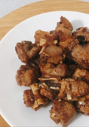Hình của món Sườn non rim chua ngọt.