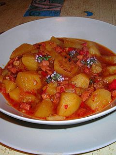 Una foto de Guiso de patatas al tomillo con tacos de jamón