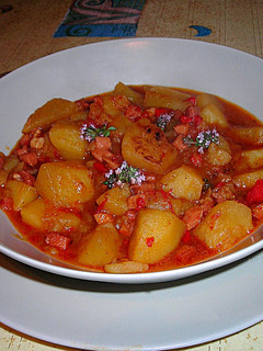 Una foto de Guiso de patatas al tomillo con tacos de jamón