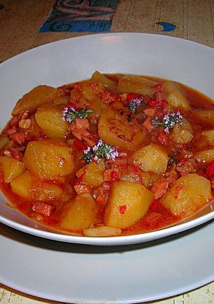 Foto principal de Guiso de patatas al tomillo con tacos de jamón