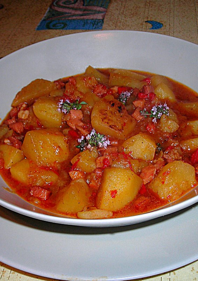 Una foto de Guiso de patatas al tomillo con tacos de jamón