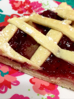 Una foto de Kuchen mermelada y manzana 🍎♥️