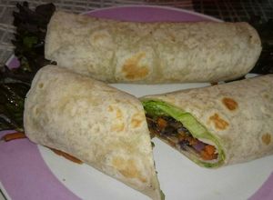 Una foto de Popiah con tortilla de harina