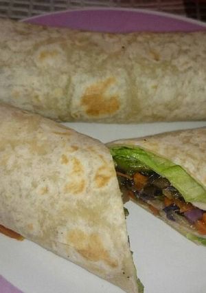 Una foto de Popiah con tortilla de harina