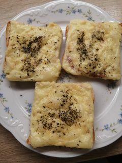 A picture of Baked pizza toast bread 🍕🍞.
