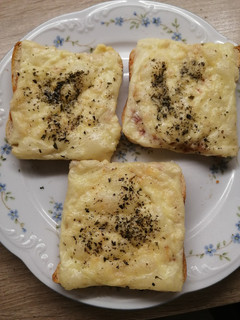 A picture of Baked pizza toast bread 🍕🍞.