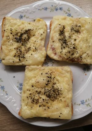 A picture of Baked pizza toast bread 🍕🍞.