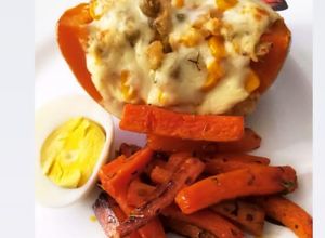 Una foto de Calabacín relleno vegetariano con zanahorias salteadas