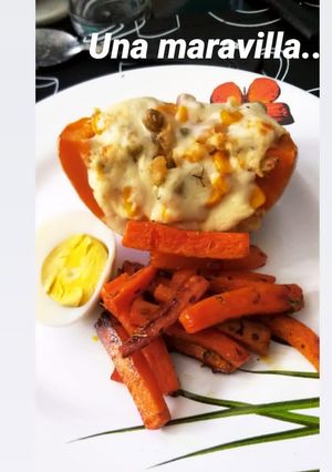 Una foto de Calabacín relleno vegetariano con zanahorias salteadas
