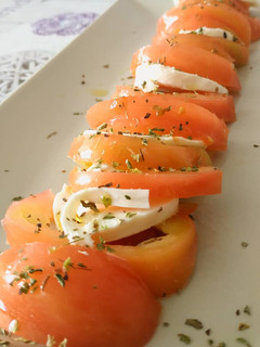 Una foto de Ensalada de tomate y skyrella