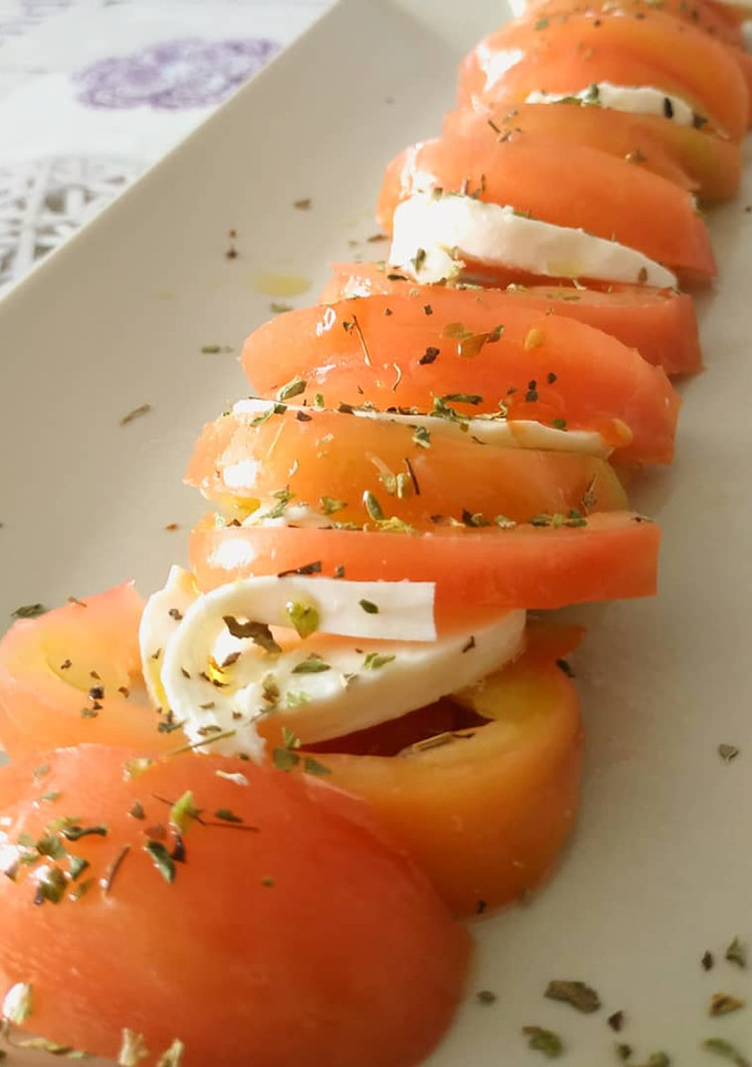 Una foto de Ensalada de tomate y skyrella