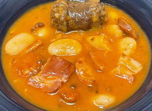 Una foto de Fabada Asturiana