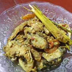 A picture of Bandeng acar kuning.