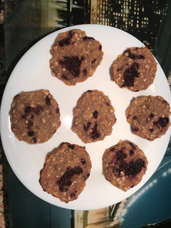 Una foto de Galletas de plátano, avena y mora