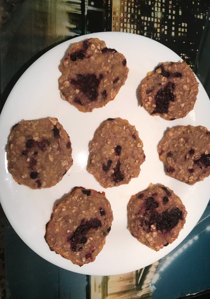 Una foto de Galletas de plátano, avena y mora