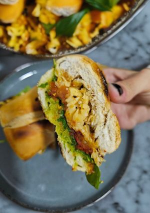 Una foto de Sándwich gourmet de pesto y tomatitos confitados ♡