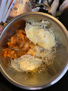 A picture of Egg & Rice Kimchi bowls 💜.
