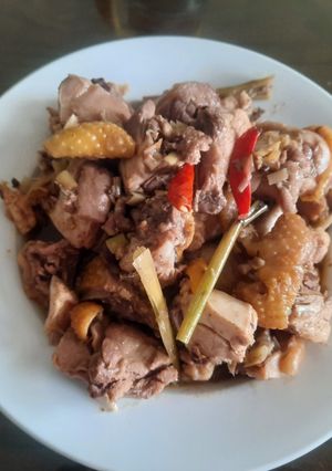 Hình của món Gà kho sả ớt.