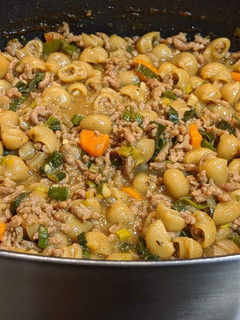 Una foto de Pasta con carne al curry de cerveza