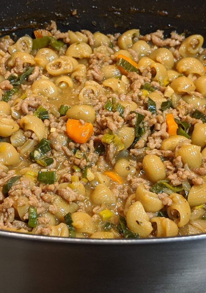 Una foto de Pasta con carne al curry de cerveza