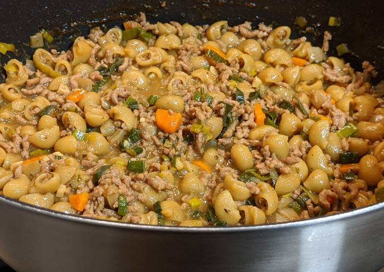 Pasta con carne al curry de cerveza
