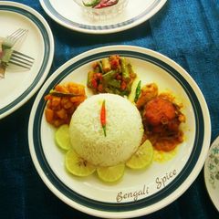 A picture of Typical Bengali Platter including Roho Labeo curry and Veggies ♥.