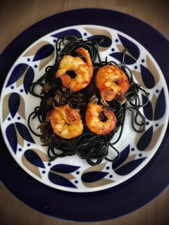 Una foto de Spaghetti negros con langostinos
