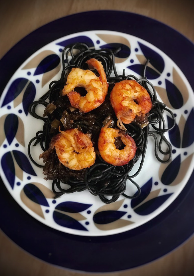 Una foto de Spaghetti negros con langostinos