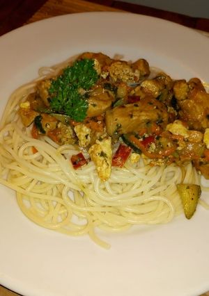 Una foto de Pasta con cerdo agridulce. Disfruta de un sabor oriental casero