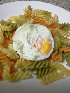 Una foto de Huevo especial con pasta 😋😋😋