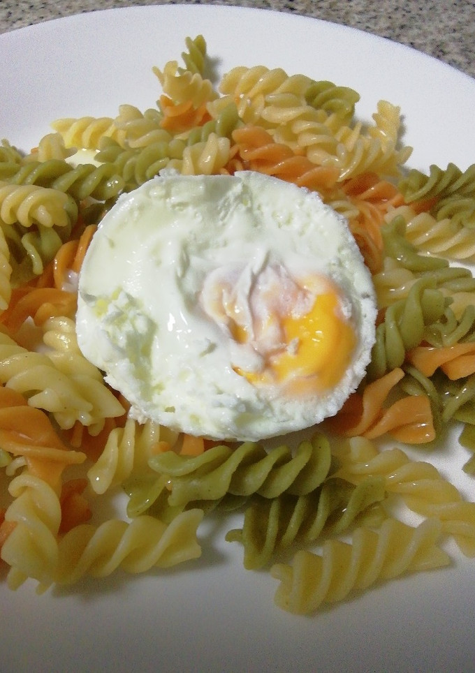 Una foto de Huevo especial con pasta 😋😋😋