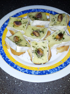 Una foto de Canapés de queso brie pistacho y romero