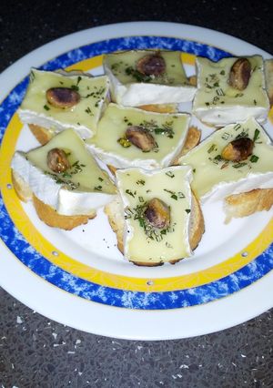 Una foto de Canapés de queso brie pistacho y romero