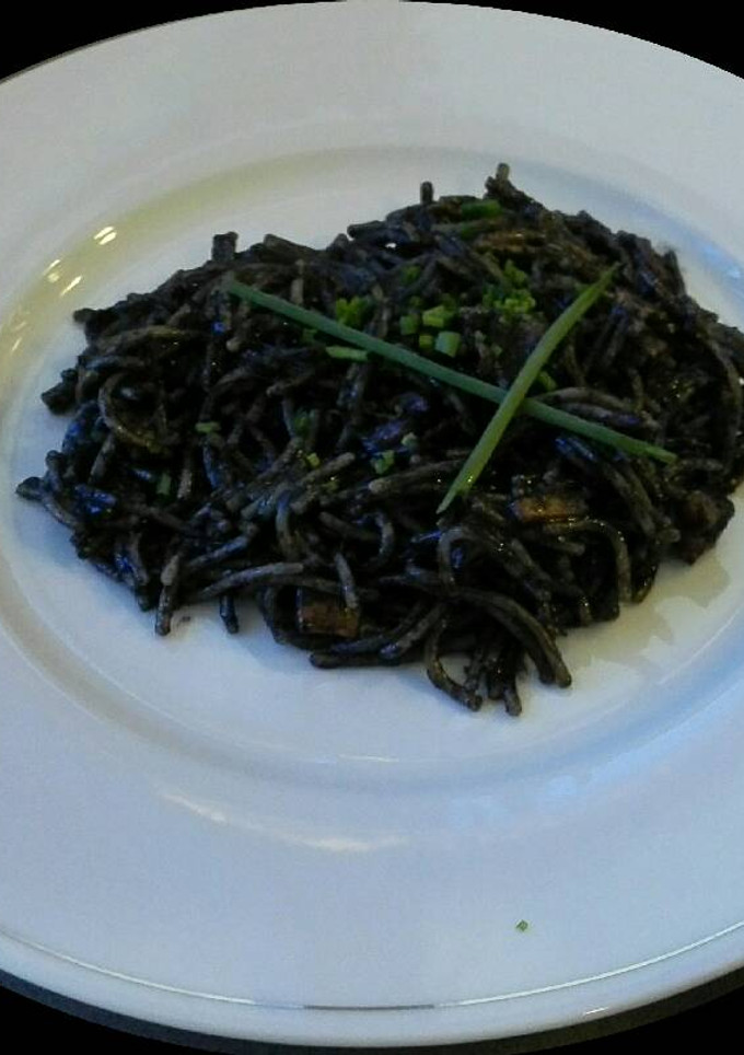 Una foto de Fideos negros (angulas de pobre)