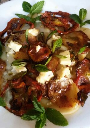 Une photo de Pomme de terre au four rondelles de tomates et fromage