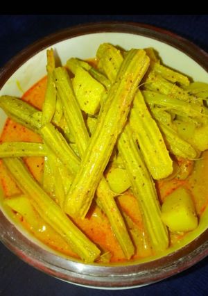 मोरिंगा और आलू की सब्जी रेसिपी मुख्य फोटो