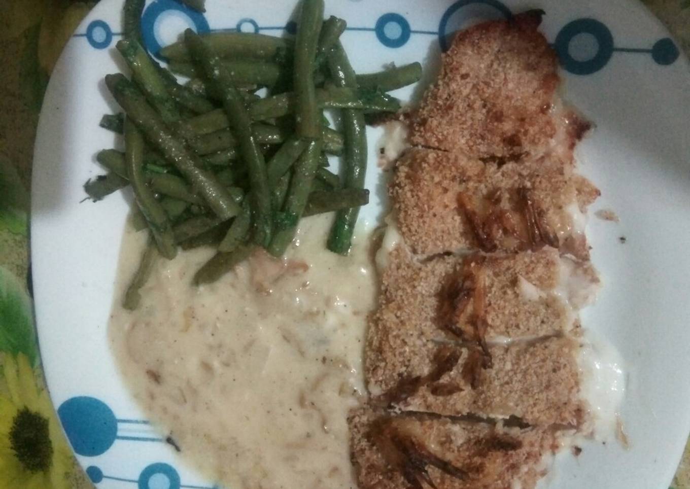 Escalope dinde pané aux haricot, champignon et sauce fromagère