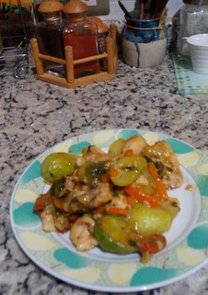 Una foto de Pollo con calabacín salteado