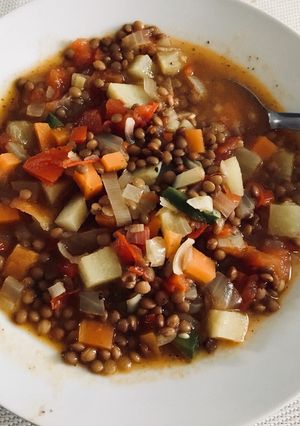 Una foto de Guiso de lentejas vegetariano