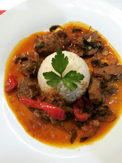 Foto de Língua suína estufada com arroz branco
