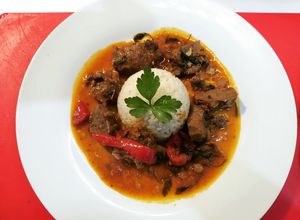 Foto de Língua suína estufada com arroz branco