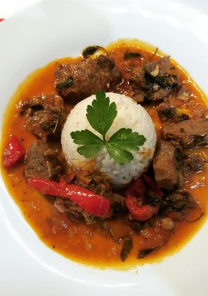 Foto de Língua suína estufada com arroz branco