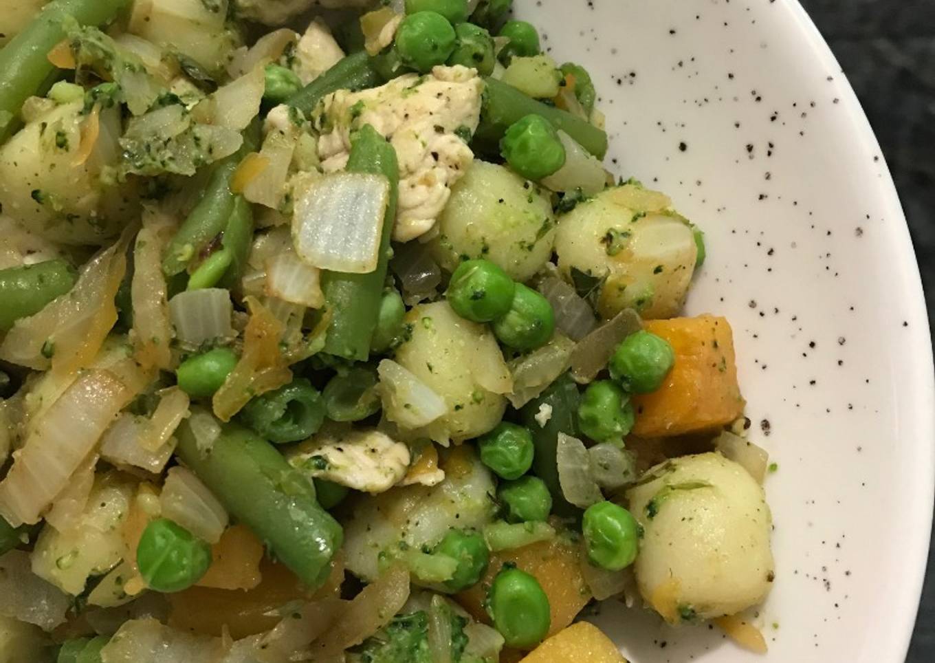 Ñoquis de patata con pollo y verduras