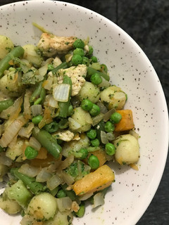 Una foto de Ñoquis de patata con pollo y verduras