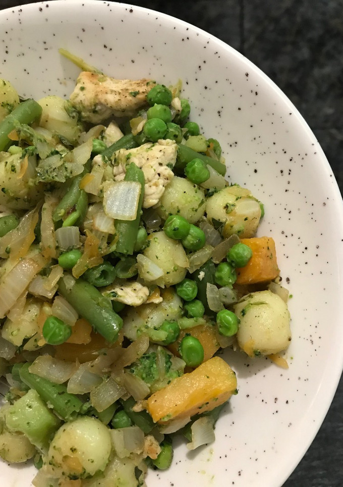 Una foto de Ñoquis de patata con pollo y verduras